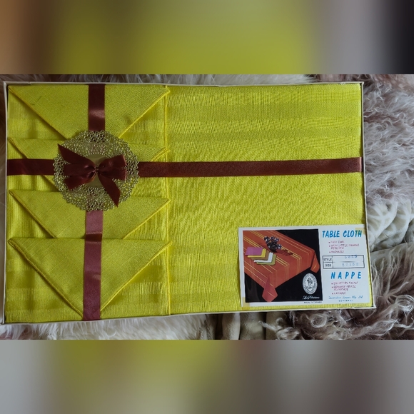 Lady Cristina set of Yellow Linen Tablecloth and 4 Napkins - Picture 6 of 13